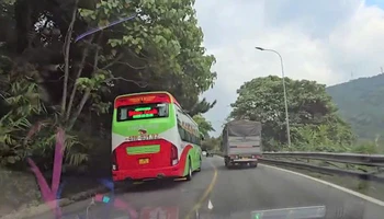 Xe khách vượt ẩu được người dân ghi hình lại.