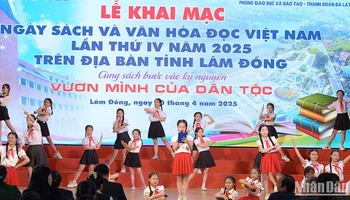 Tiết mục văn nghệ tại Ngày Sách và Văn hóa đọc Việt Nam tỉnh Lâm Đồng năm 2025.