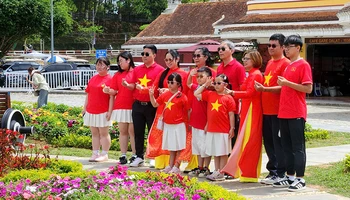 Du khách tham quan tại Ga Đà Lạt.