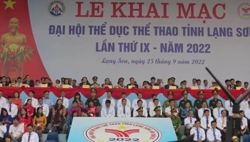 Các đồng chí lãnh đạo Tỉnh ủy, Hội đồng nhân dân, Ủy ban nhân dân tỉnh cùng các đại biểu tham dự Lễ khai mạc Đại hội Thể dục thể thao của tỉnh Lạng Sơn lần thứ 9. 