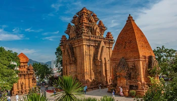 Quần thể khu di tích trong đó có Tháp chính (nằm giữa) cao 23m. (Ảnh: Dương Phúc)