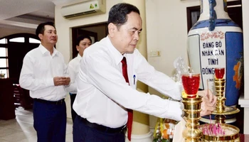 Chủ tịch Quốc hội Trần Thanh Mẫn dâng hương tưởng nhớ tri ân những đóng góp to lớn của cố Chủ tịch Quốc hội Nguyễn Hữu Thọ. (Ảnh: quochoi.vn)