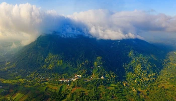 Núi Chứa Chan, hay còn gọi là núi Gia Lào, tọa lạc tại huyện Xuân Lộc, tỉnh Đồng Nai. (Ảnh: NGUYỄN AN)