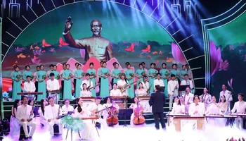 Các màn biểu diễn trong chương trình được dàn dựng công phu, chuyên nghiệp. (Ảnh: TRẦN HUẤN)