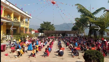 Xác minh bữa ăn bán trú tại Trường phổ thông dân tộc bán trú tiểu học Hoàng Thu Phố 1.