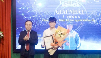 Phó Chủ tịch Ủy ban nhân dân tỉnh Quảng Trị Lê Đức Tiến trao giải Nhất cho tác giả Nguyễn Tấn Dũng, đến từ Trường Trung học phổ thông Bùi Dục Tài. 