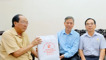 Phó Bí thư Thường trực Tỉnh ủy, Chủ tịch Hội đồng nhân dân tỉnh Nguyễn Đăng Quang thăm, tặng quà Anh hùng Lực lượng vũ trang nhân dân Trương Đức Hai.
