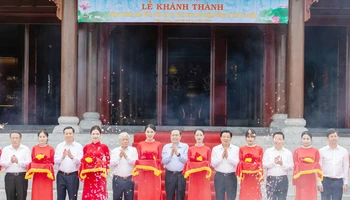Chủ tịch Quốc hội Trần Thanh Mẫn và các đại biểu cắt băng khánh thành Công trình bảo tồn, tôn tạo Di tích Khu lưu niệm Tổng Bí thư Lê Duẩn.