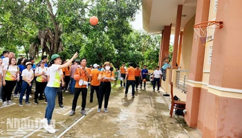 Các vận động viên thi ném bóng vào rổ.