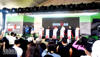 Ban tổ chức bấm nút khai mạc giải chạy BIM Group Ironman 70.3 Phú Quốc năm 2023.