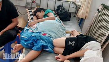 Học sinh ở huyện đảo Kiên Hải, tỉnh Kiên Giang được cấp cứu, nghi do ngộ độc thực phẩm. 