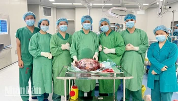 Các y, bác sĩ Bệnh viện Ung bướu tỉnh Kiên Giang phẫu thuật thành công lấy khối u ra khỏi cơ thể bệnh nhân. (Ảnh: BS MƯỜI).