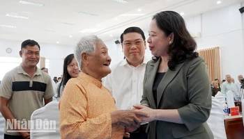 Phó Chủ tịch nước Võ Thị Ánh Xuân ân cần thăm hỏi sức khỏe và đời sống Bà mẹ Việt Nam Anh hùng Thị Hol, ngụ huyện Giang Thành.