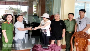 Vợ chồng du khách người Hàn Quốc (thứ 3 và 4, từ trái qua) nhận lại tài sản đã đánh rơi.