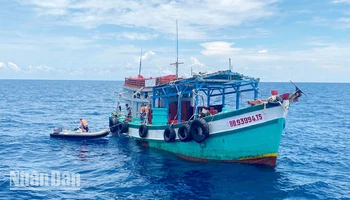 Tàu cá BĐ 93992 TS bị Tổ công tác Bộ Tư lệnh Vùng Cảnh sát biển 4 bắt quả tang đang tàng trữ, vận chuyển 3 thiết bị giám sát hành trình của tàu cá khác.