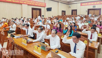 Đại biểu Hội đồng nhân dân tỉnh Kiên Giang biểu quyết thông qua các nghị quyết thống nhất chủ trương hợp nhất tỉnh An Giang và tỉnh Kiên Giang.