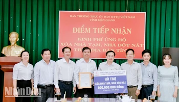 Lãnh đạo và nhân viên Công ty Điện lực Kiên Giang trao bảng tượng trưng hỗ trợ kinh phí xóa nhà tạm, nhà dột nát cho các hộ nghèo và hộ có hoàn cảnh khó khăn về nhà ở trên địa bàn tỉnh Kiên Giang.