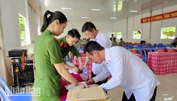 Cán bộ Trại giam Kênh 7 làm thủ tục cho người được đặc xá trước khi trở về tái hoà nhập cộng đồng. (Ảnh: VĂN VŨ)