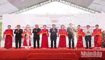 Lãnh đạo tỉnh Quảng Nam cắt băng khai mạc triển lãm “Dấu ấn lịch sử Quảng Nam qua tài liệu lưu trữ nhân kỷ niệm 50 năm Ngày Giải phóng Quảng Nam (24/3/1975-24/3/2025)”.