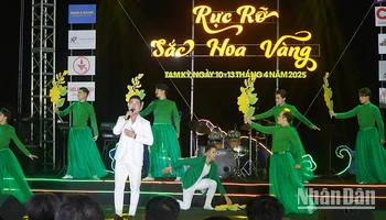 Chương trình nghệ thuật với chủ đề “Rực rỡ sắc hoa vàng” tại đêm khai mạc Lễ hội “Tam Kỳ - Mùa hoa sưa năm 2025".