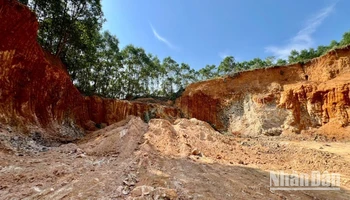 Khu vực khai thác đất, đá trái phép ở giáp ranh giữa địa phận thị trấn Phú Thịnh, huyện Phú Ninh và xã Tiên Phong, huyện Tiên Phước (tỉnh Quảng Nam).