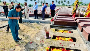 Cán bộ, nhân dân tại thị xã Điện Bàn (tỉnh Quảng Nam) thắp hương tưởng nhớ 3 liệt sĩ thuộc đơn vị đặc công CK3 Quận 3 - Đà Nẵng.
