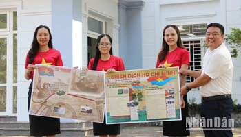 Tặng phụ san đặc biệt kỷ niệm 50 năm Ngày Giải phóng miền nam, thống nhất đất nước cho bạn đọc tại Quảng Nam