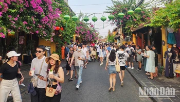Hội An là điểm đến ghi nhận đông đảo lượng khách tham quan, trải nghiệm trong kỳ nghỉ lễ 30/4 và 1/5.