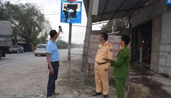 Hình ảnh biển báo bị bôi chất bẩn.