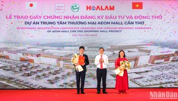 Chủ tịch Ủy ban nhân dân thành phố Cần Thơ Trương Cảnh Tuyên trao Giấy chứng nhận đăng ký đầu tư cho Tập đoàn Hoa Lâm.
