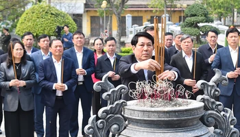 Chủ tịch nước Lương Cường dâng hương tưởng nhớ Tổng Bí thư Nguyễn Văn Linh tại Khu lưu niệm Tổng Bí thư Nguyễn Văn Linh.