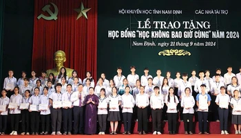 Lãnh đạo tỉnh Nam Định, Trung ương Hội Khuyến học Việt Nam trao học bổng cho các học sinh tại buổi lễ.