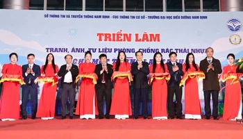 Các đại biểu cắt băng khai mạc triển lãm. (Ảnh: XUÂN TRƯỜNG)