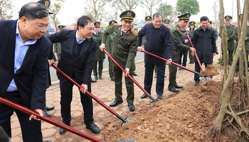 Bộ trưởng Công an Lương Tam Quang và các đại biểu tham gia trồng cây tại lễ phát động. (Ảnh: THÙY DƯƠNG)