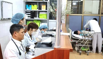 Bệnh viện Đa khoa tỉnh Nam Định thực hiện khám, chữa bệnh cho bệnh nhân.