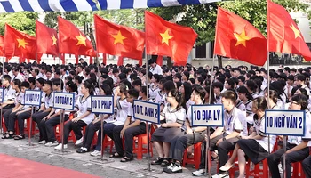Học sinh Trường trung học phổ thông chuyên Lê Hồng Phong (Nam Định) trong ngày khai giảng năm học 2024-2025.