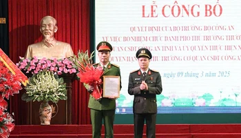 Đại tá Nguyễn Hữu Mạnh, Giám đốc Công an tỉnh Nam Định trao quyết định của Bộ trưởng Công an bổ nhiệm Thượng tá Nguyễn Đức Tiến giữ chức danh Phó Thủ trưởng thường trực Cơ quan Cảnh sát điều tra Công an tỉnh Nam Định.