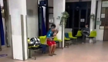 Hình ảnh xuất hiện trong video đăng tải trên mạng xã hội, phản ánh Bệnh viện đa khoa tỉnh Nam Định từ chối cấp cứu cháu bé bị tai nạn giao thông, vì không nộp đủ tiền tạm ứng. (Ảnh cắt từ video).
