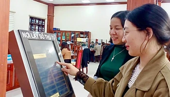 Người dân thực hiện thủ tục hành chính tại Trung tâm Phục vụ hành chính công, xúc tiến đầu tư và hỗ trợ doanh nghiệp tỉnh Nam Định. (Ảnh tư liệu: KHÁNH DŨNG)