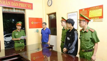 Nam thanh niên N.V.T (áo đen) bị tạm giữ hình sự về hành vi “Gây rối trật tự công cộng”. (Ảnh: Công an tỉnh Nam Định)