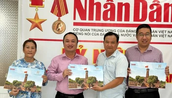 Văn phòng đại diện Báo nhân Dân tại tỉnh Bến Tre bàn giao tờ phụ san về Cột cờ Hà Nội cho Thư viện Nguyễn Đình Chiểu. (Ảnh: HOÀNG TRUNG)