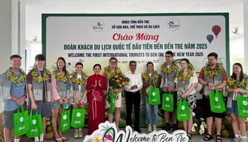 Lãnh đạo Sở Văn hóa, Thể thao và Du lịch tỉnh Bến tre tặng quà cho đoàn khách quốc tế đầu tiên đến Bến Tre năm 2025. (Ảnh: HOÀNG TRUNG)