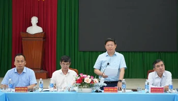 Lãnh đạo tỉnh Bến Tre cùng chủ đầu tư chủ trì buổi làm việc. (Ảnh: HOÀNG TRUNG)