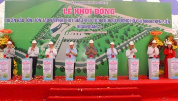 Đại biểu tham dự buổi lễ thực hiện nghi thức khởi động Dự án bảo tồn, tôn tạo và phát huy giá trị lịch sử đường Hồ Chí Minh trên biển. (Ảnh: HOÀNG TRUNG)