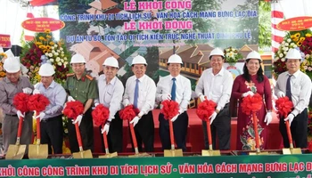 Lãnh đạo tham dự buổi lễ thực hiện nghi thức khởi công Khu di tích lịch sử-văn hóa Bưng Lạc Địa. (Ảnh: HOÀNG TRUNG)