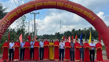 Đại biểu tham dự buổi Lễ thực hiện nghi thức cắt băng thông xe Dự án Đường gom đường vào cầu Rạch Miễu 2. (Ảnh: HOÀNG TRUNG)