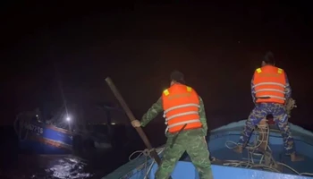 Lực lượng Bộ đội Biên phòng tiếp cận hiện trường, cứu thành công 4 thuyền viên gặp nạn trên biển. (Ảnh: Bộ đội Biên phòng tỉnh Bến Tre cung cấp)
