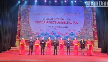 Các đồng chí lãnh đạo tỉnh Hà Tĩnh và Bộ Văn hóa, Thể thao và Du lịch cắt băng khai trương triển lãm.