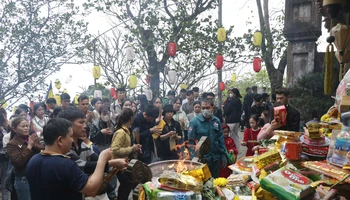 Đông đảo du khách trong và ngoài tỉnh Hà Tĩnh hành hương lên chùa Hương Tích tham quan cảnh đẹp, bái Phật, cầu tài, lộc...