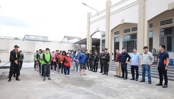 Lực lượng chức năng bắt giữ 56 đối tượng liên quan đến đường dây lừa đảo xuyên quốc gia.